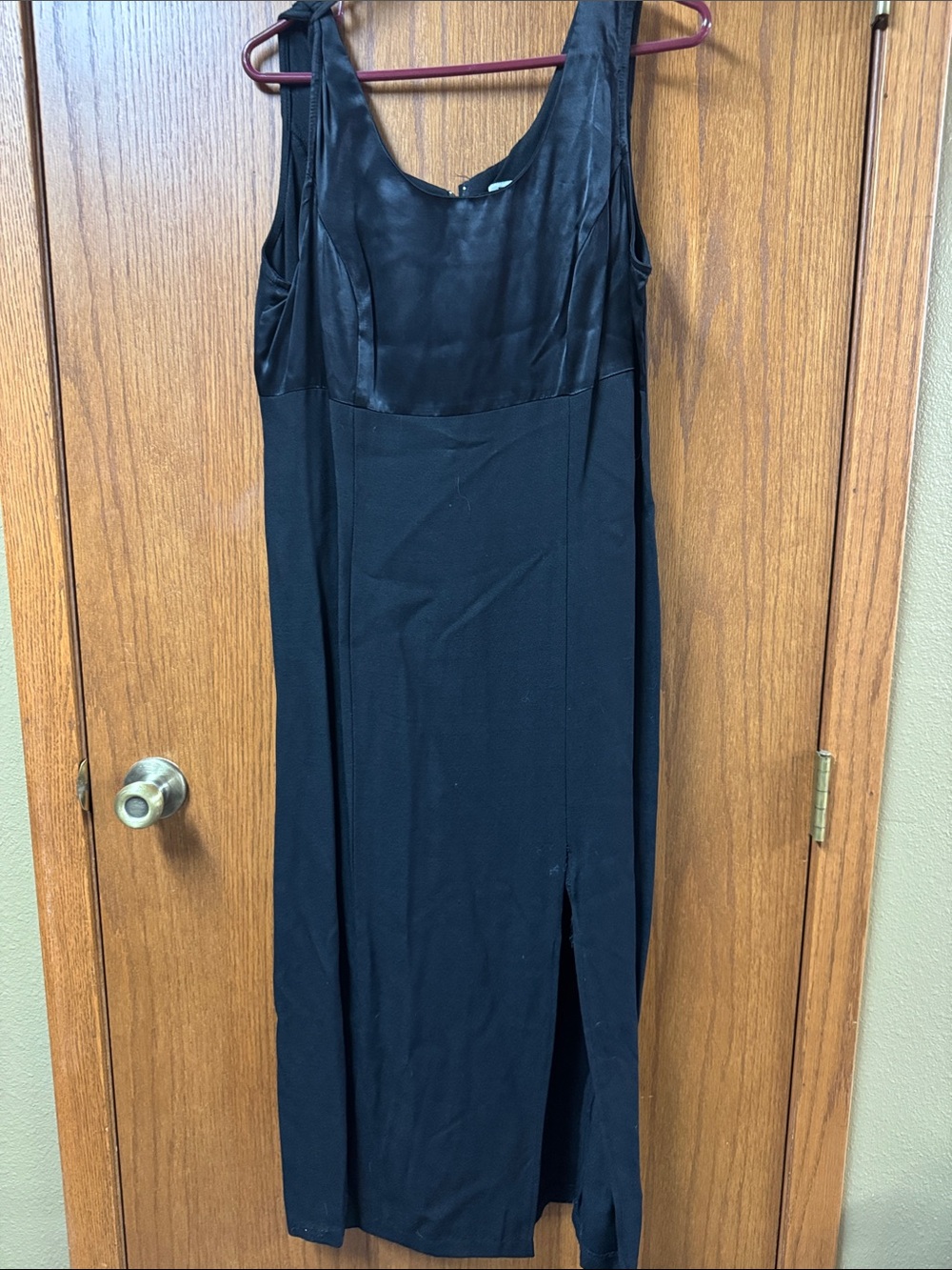 Classic Black Sleeveless Midi Dress - Elegant Scoop Neck